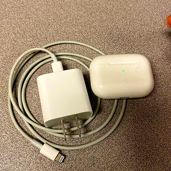 Fast charger X AirPod pros - Picture 1 of 4